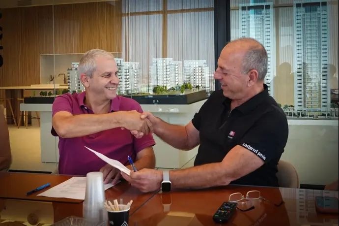איתן לנציאנו יו"ר הפועל חולון חותם עם חברת "מעוז דניאל"