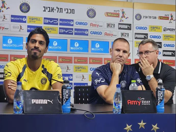 מאמן מכבי תל אביב קני מילר לצד דור פרץ