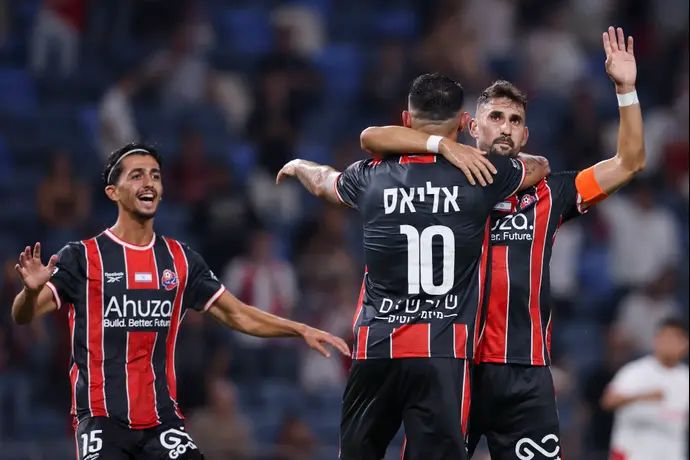 שחקני הפועל חיפה חוגגים מול הפועל באר שבע