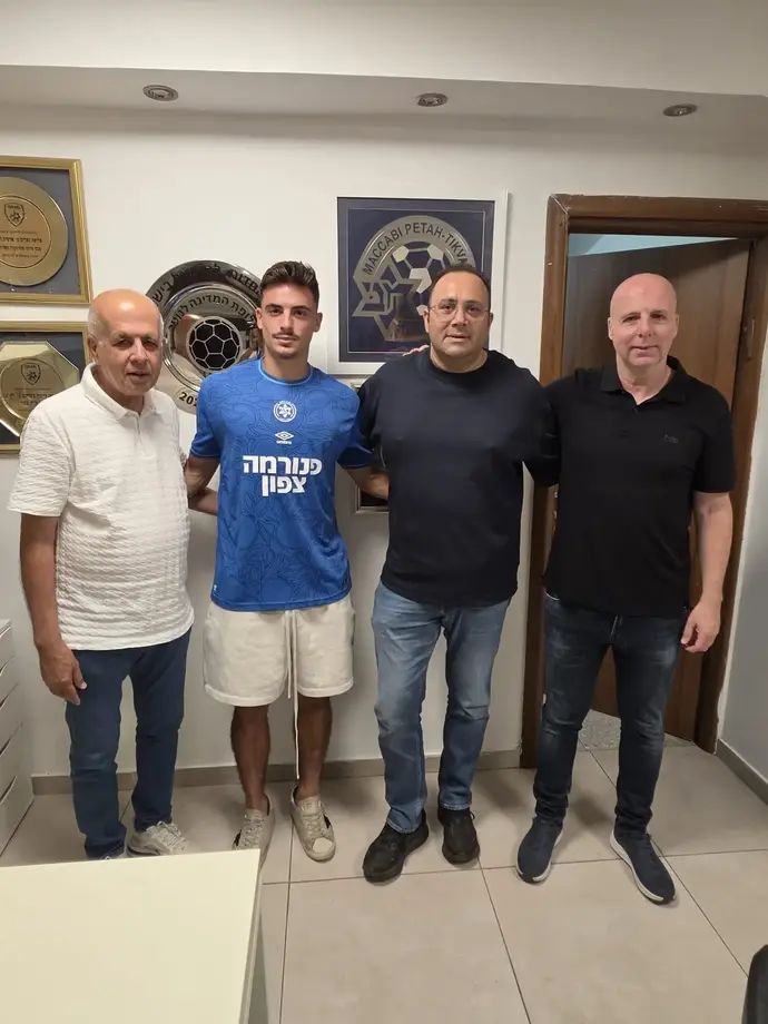 שחקן מכבי פתח תקוה יואב קורן לצד אבי לוזון, גלעד קצב, עידן כסיף