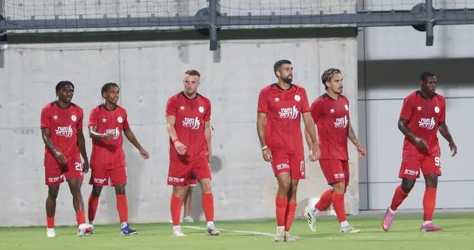 שחקני הפועל רמת גן חוגגים עם דויד אסנקה