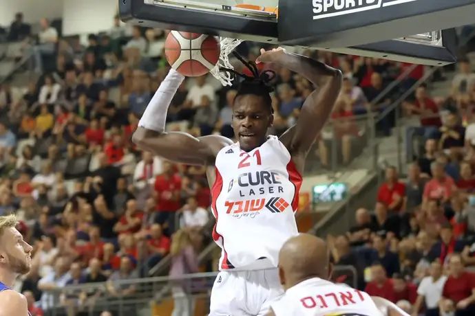 שחקן הפועל חיפה ג'יימס דיקי מטביע
