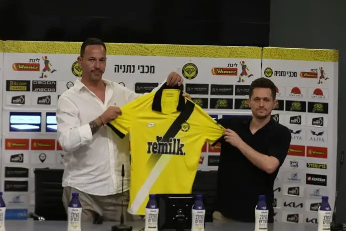 אביב וולף מנכ"ל ומייסד Remilk (מימין) עם קובי לביא סמנכ"ל מכבי נתניה