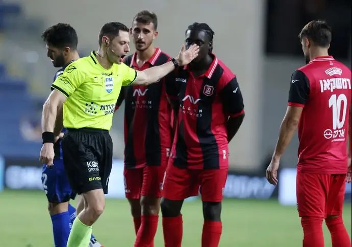 השופט דוד פוקסמן מול ישראל דאפה במשחק של הפועל ירושלים מול הפועל פתח תקוה