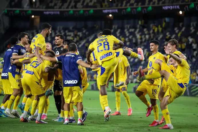 שחקני מכבי תל אביב חוגגים, דור פרץ במרכז