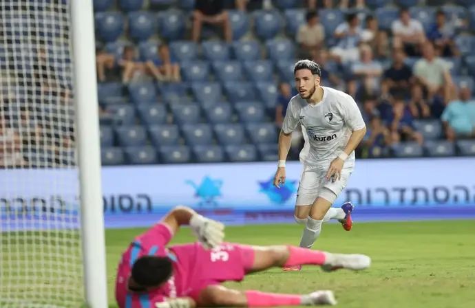 אדריאן אוגריסה שחקן עירוני קרית שמונה חוגג שער