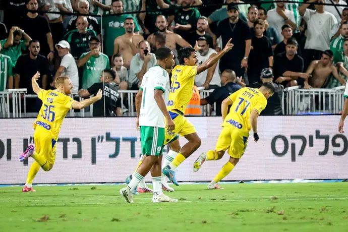 דור פרץ שחקן מכבי תל אביב חוגג שער מול מכבי חיפה