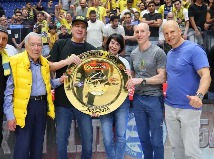 ריצ'רד דיץ' (שני מימין) עם אודי רקנאטי, שמעון מזרחי