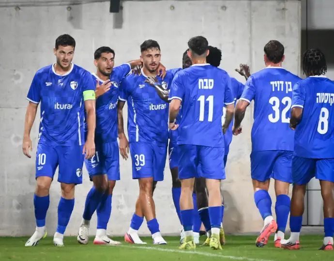שחקני עירוני קרית שמונה חוגגים