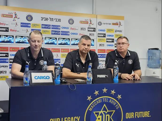 מנכ"ל מכבי תל אביב לצד המנהל המקצועי סטיבן ונהרן