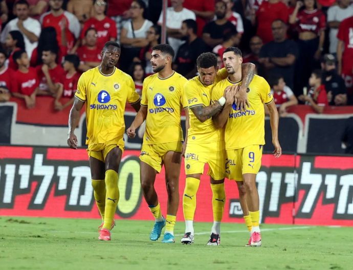 שחקני מכבי תל אביב חוגגים עם אסטר סוקלר