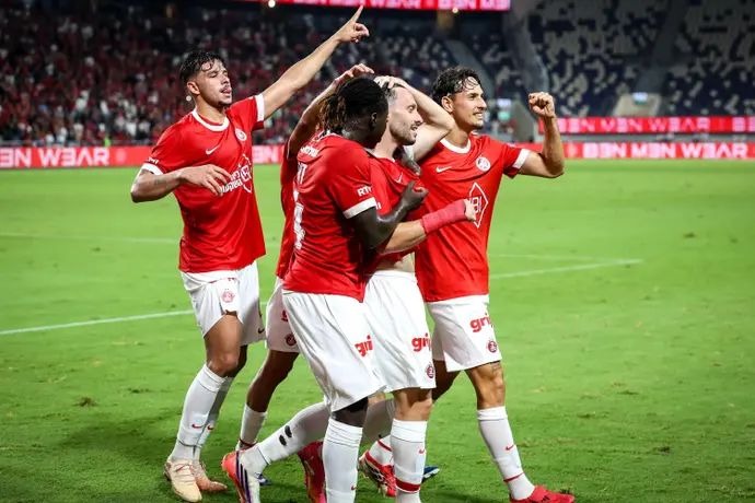 שחקני הפועל תל אביב חוגגים עם עומרי אלטמן