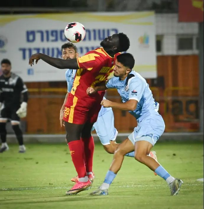 אבנעזר ממאטה שחקן מ.ס. אשדוד לפני דניאל בוהדנה שחקן הפועל ראשון לציון