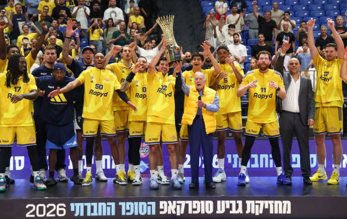 שחקני מכבי תל אביב אחרי הזכייה בסופרקאפ