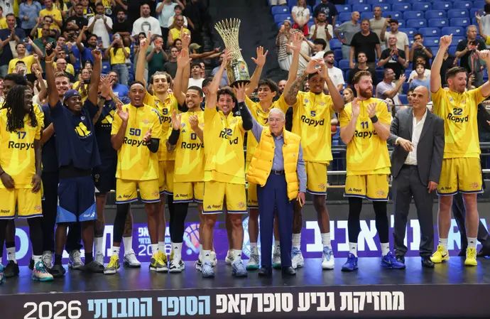 שחקני מכבי תל אביב אחרי הזכייה בסופרקאפ