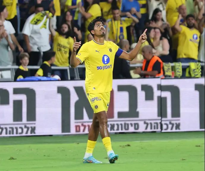 דור פרץ שחקן מכבי תל אביב חוגג בדרבי