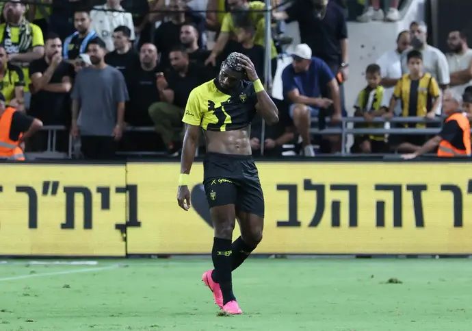 שחקן בית"ר ירושלים, בריאן קרבאלי, אחרי שהורחק