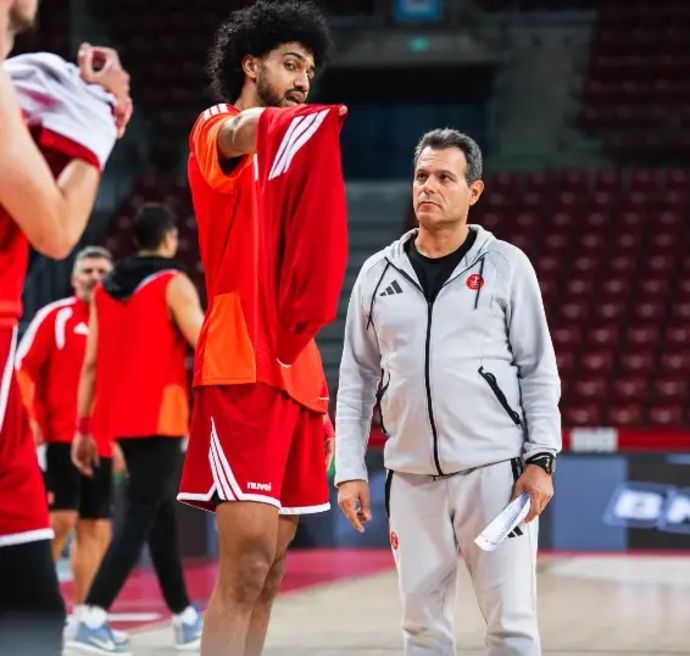 דימיטריס איטודיס מאמן הפועל תל אביב עם ג'ייקוב טופין