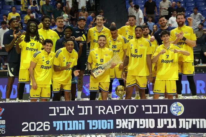 שחקני מכבי תל אביב אחרי הזכייה בסופרקאפ