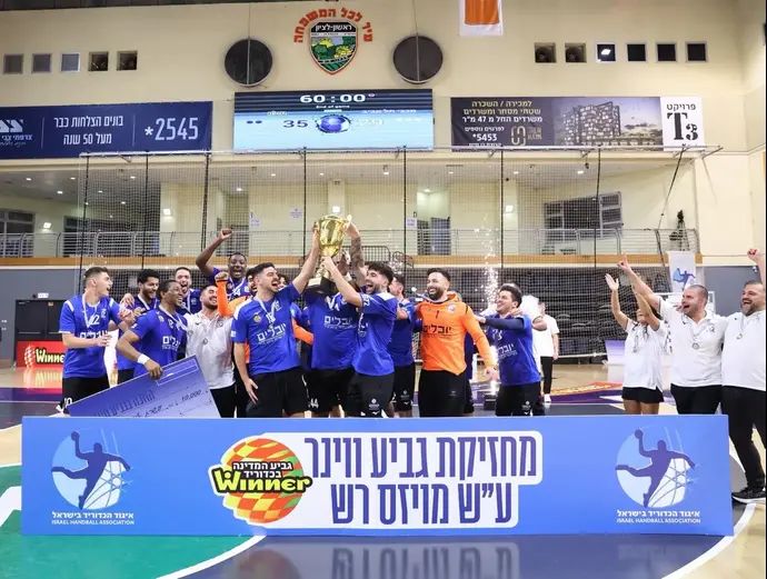 שחקני מ.כ. חולון חוגגים את הזכייה בגביע ווינר