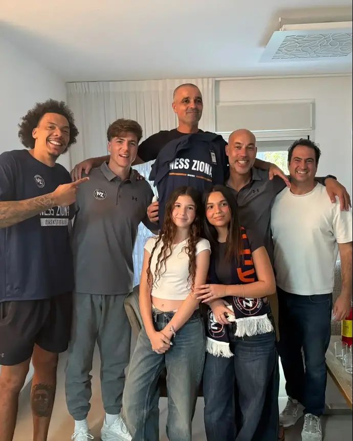 יניב מזרחי מייסד מועדון הכדורסל עירוני נס ציונה, מאיר טפירו, אדם אריאל וג'ייקוב וויילי ביחד עם יניב חיון ובנותיו