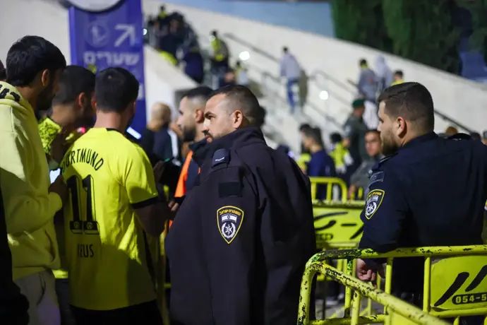 משטרה ואוהדי בית"ר ירושלים מחוץ לאצטדיון טדי