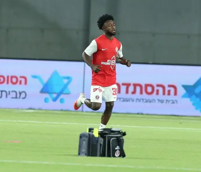 דגלאס אווסו שחקן הפועל תל אביב בחימום