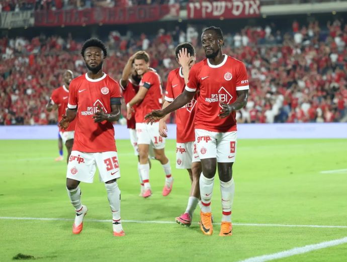 עמנואל בואטנג, דגלאס אווסו שחקני הפועל תל אביב חוגגים