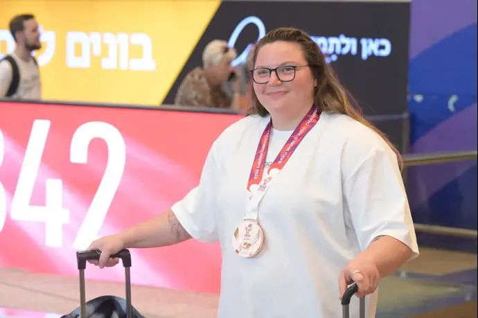 רז הרשקו נחתה בארץ אחרי הזכייה במדליית ארד באליפות העולם בג'ודו
