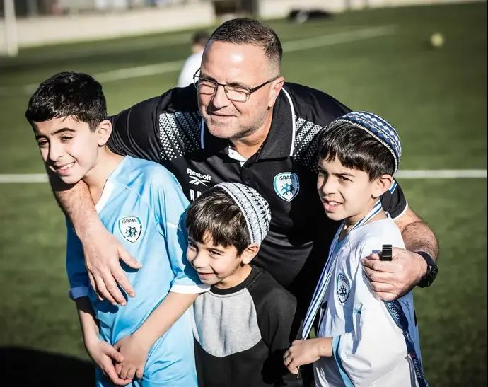 רן בן שמעון מאמן נבחרת ישראל בפעילות חברתית עם ילדי מילואימניקים