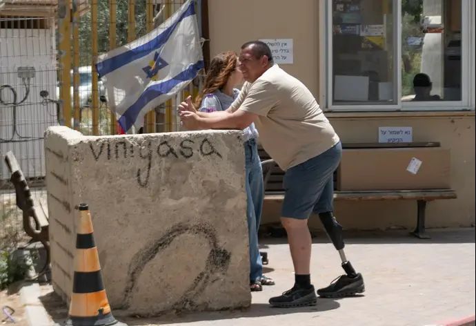 אבדיע בכר בסיור האחרון לפני שביתו יהרס, קיבוץ בארי, 20 במאי 2026