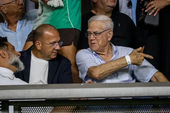 יעקב שחר נשיא מכבי חיפה עם המנכ"ל איציק עובדיה