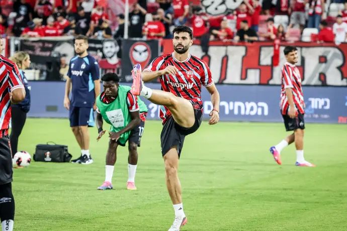 פדרו אמאדור שחקן הפועל באר שבע בחימום