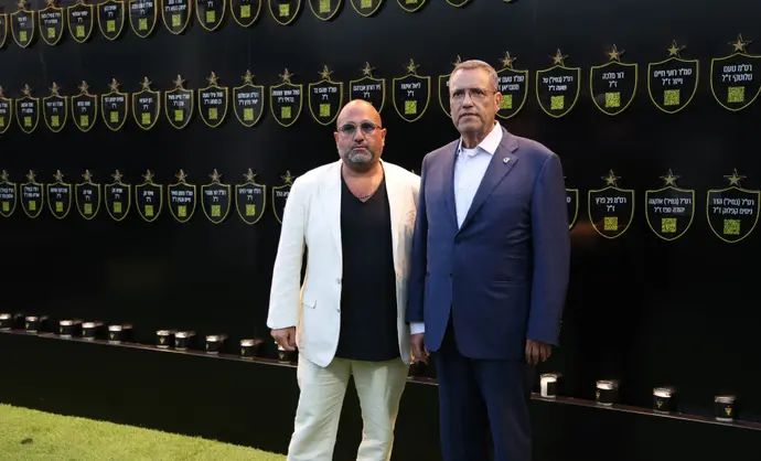משה ליאון ראש העיר ירושלים עם ברק אברמוב ליד קיר ההנצחה של אוהדי בית"ר ירושלים