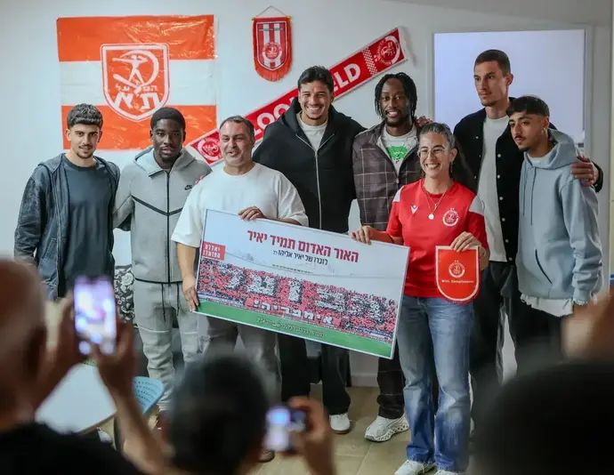 שחקני הפועל תל אביב במועדון לזכר סמל יאיר אליהו ז״ל
