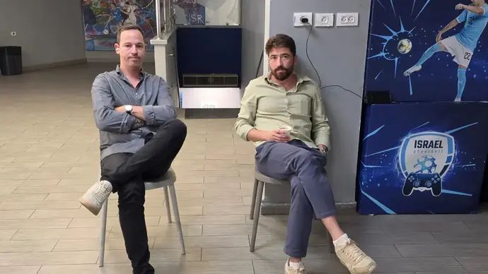 טים פלוטקין מנכ"ל הפועל פתח תקוה (ימין) לצד קובי לביא, סמנכ"ל מכבי נתניה