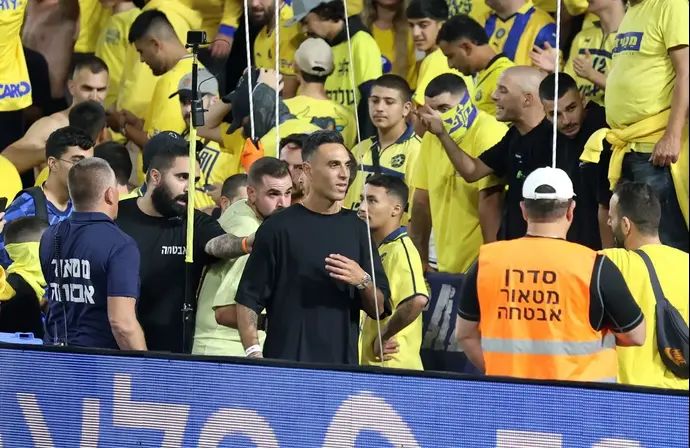 ערן זהבי מודה לאוהדי מכבי תל אביב בשער 11 אחרי הטקס לכבודו לפני המשחק