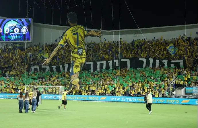 ערן זהבי ומשפחתו במהלך הטקס שערכה לכבודו מכבי תל אביב