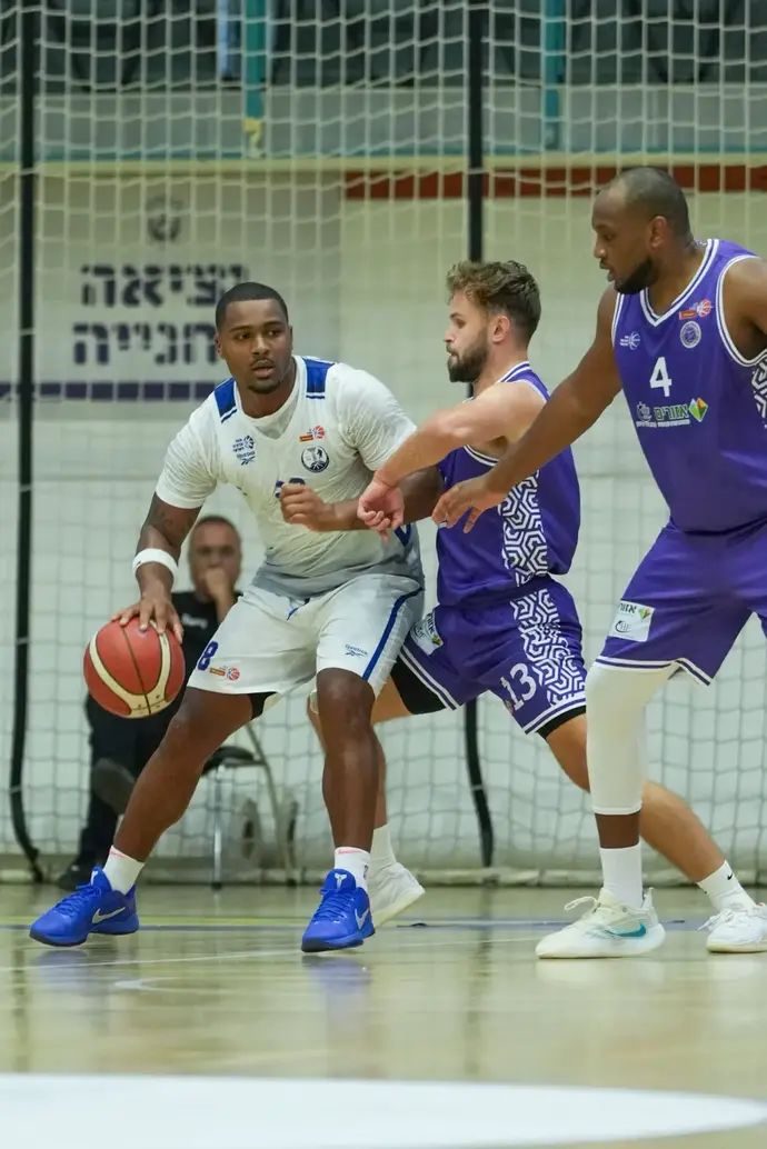 בוריס בוגוסלבסקי שחקן עירוני נהריה שומר על אוסטין טילמן שחקן עירוני אשקלון