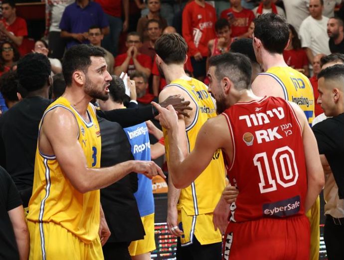 שחקן הפועל תל אביב בר טימור מול שחקן מכבי תל אביב רפי מנקו