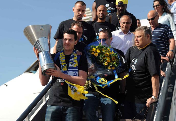 גיא פניני קפטן מכבי תל אביב עם גביע אירופה