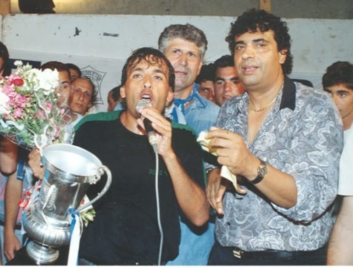 חופני כהן עם אלי מחפוד והיסטוריון הפועל פתח תקווה נסים קלדרון, לאחר חגיגות הזכייה בגביע ב-1992