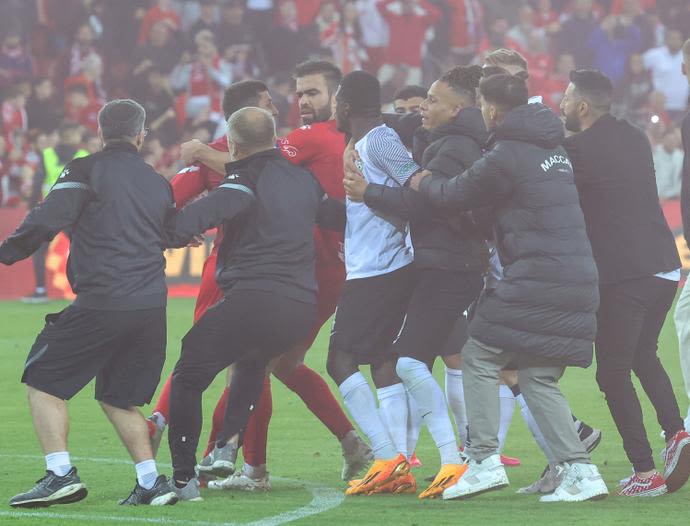 שחקני מכבי חיפה מתעמתים עם שחקני הפועל באר שבע