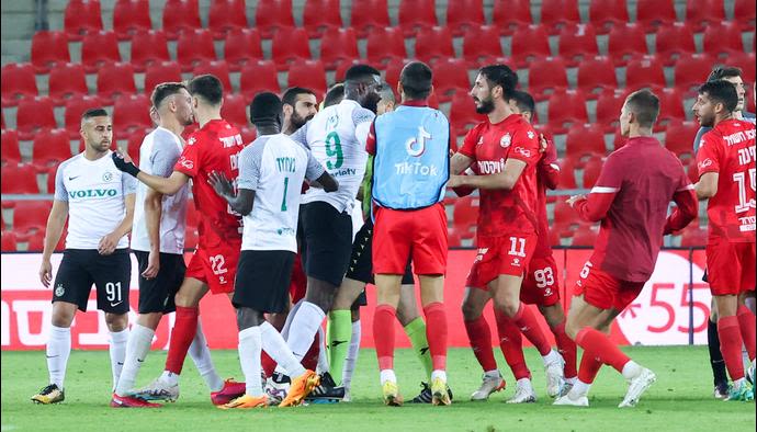 שחקני הפועל באר שבע ומכבי חיפה מתעמתים על הדשא