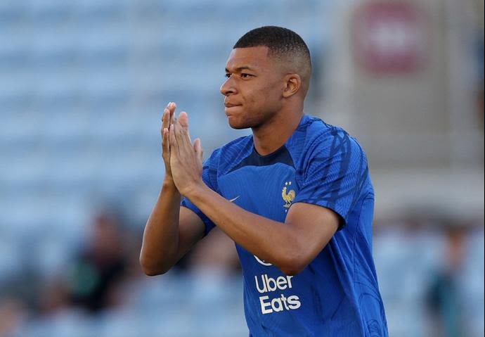 קיליאן אמבפה שחקן נבחרת צרפת בחימום