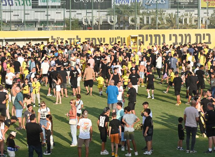 אוהדי מכבי נתניה באימון פתיחת העונה