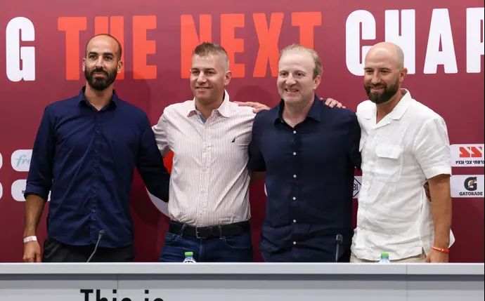 מימין לשמאל: מייקל מינצברג, דייויד מינצברג, איתי בונה, חן סול, הפועל תל אביב