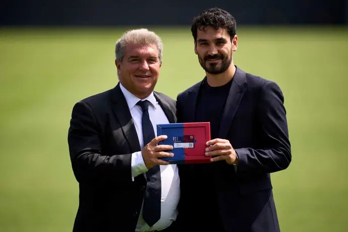 אילקאי גונדואן עם נשיא ברצלונה ז'ואן לאפורטה