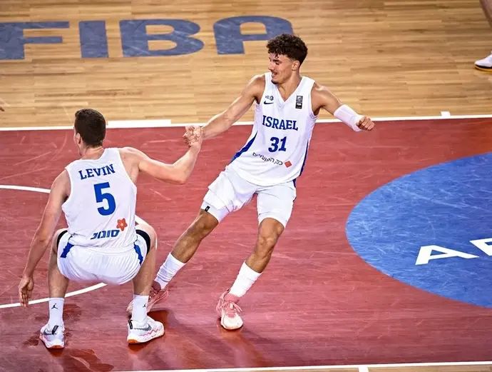 שחקן נבחרת העתודה של ישראל נועם יעקב עם יובל לוין