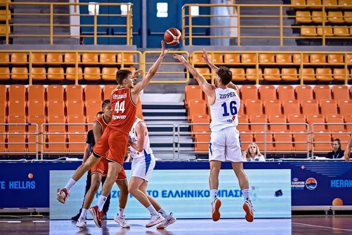 שחקן נבחרת העתודה של ישראל, רון ציפר, זורק נגד גרמניה